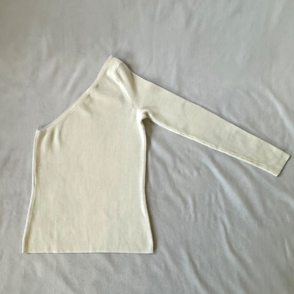 Elizabeth and James Amanda One-Shoulder Ribbed Stretch Top - Picture 2 of 3